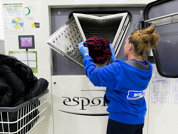 worker using esporta cleaning system